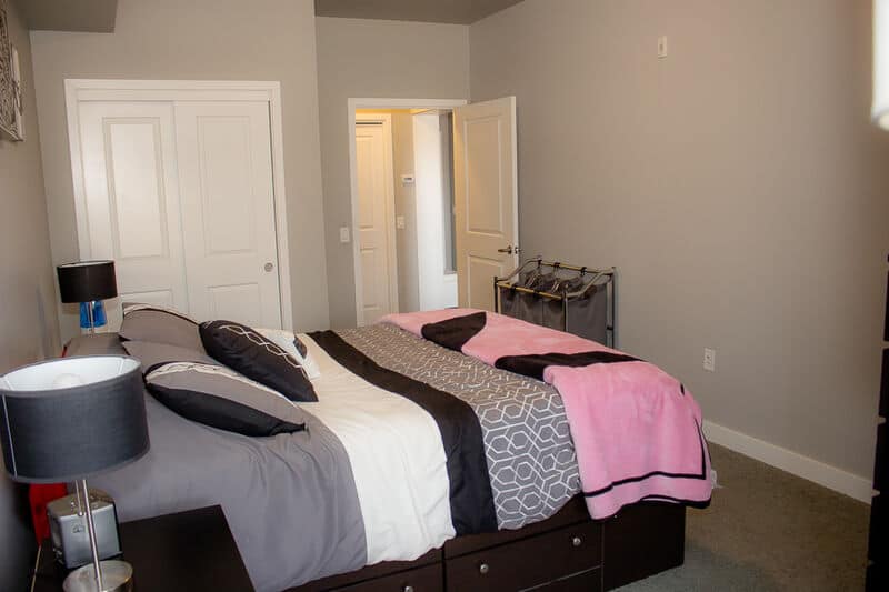Regina Furnished Housing - Strathmore Suite 206 - Bedroom