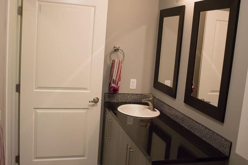 Regina Furnished Housing - Strathmore Suite 206 - Bathroom