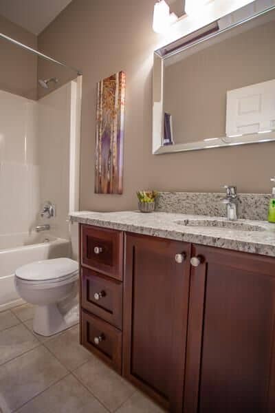 Regina furnished housing - 1106 Hamilton - Bathroom