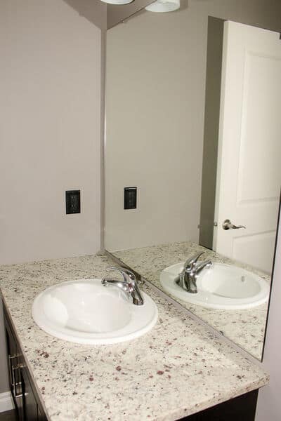 Regina Furnished Housing - Trinity Lane - Bathroom