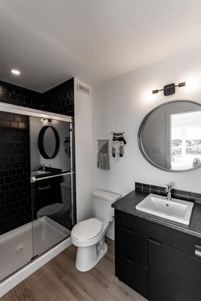 Regina Furnished Housing - Valley Green Way - Bathroom
